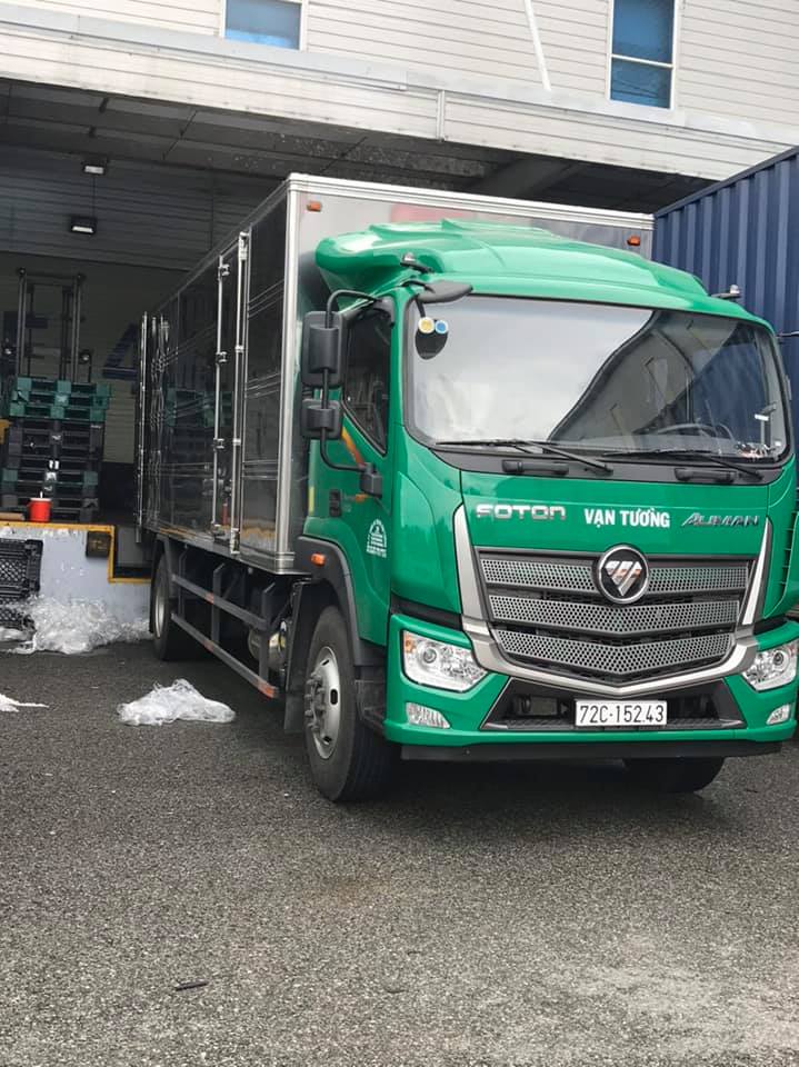 Đội xe vận chuyển hàng hóa Vạn Tường