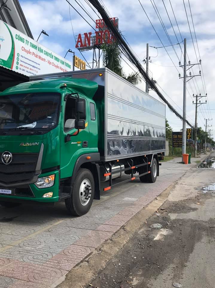 Đội xe vận chuyển hàng hóa Vạn Tường
