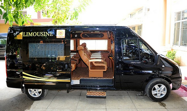 Xe limosine 10 chỗ
