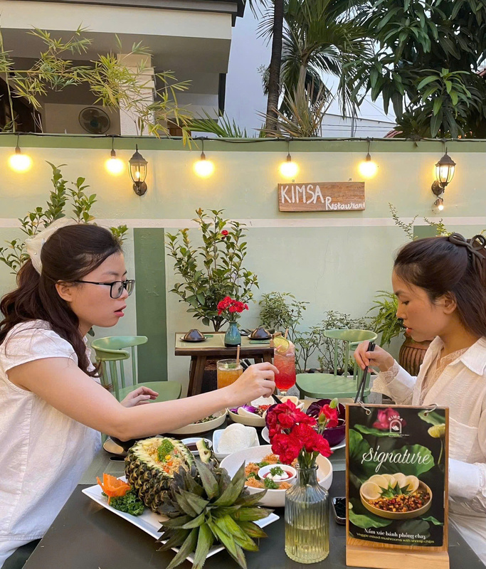 Không gian nhà hàng chay Kim Sa
