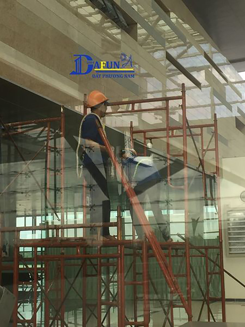 Vệ sinh bằng giàn giáo