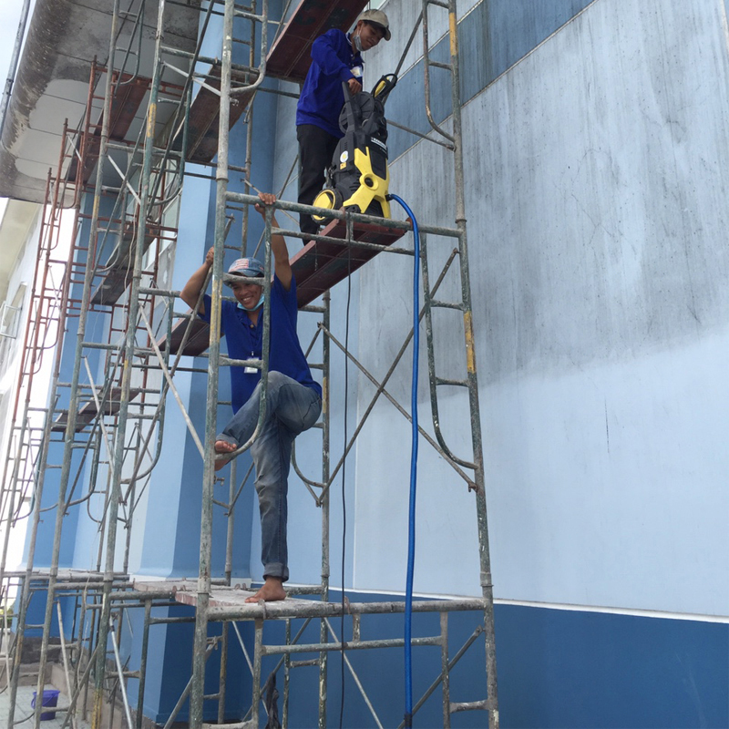 Vệ sinh kính trên cao sân bay Trà Nóc