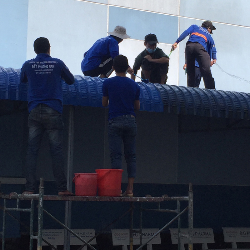 Vệ sinh kính trên cao sân bay Trà Nóc