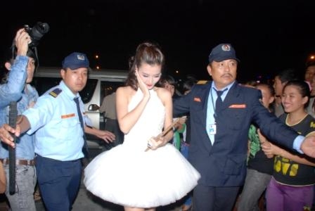 Bảo vệ ca sỹ Đông Nhi - Chi Nhánh Quảng Ngãi - Công Ty Cổ Phần Dịch Vụ Bảo Vệ Thành Long Đà Nẵng