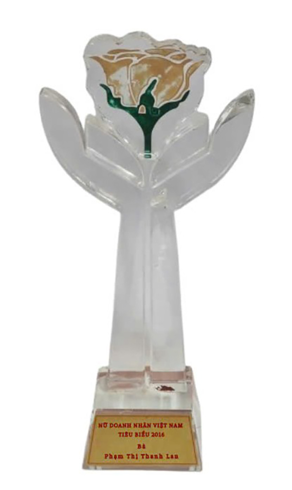 Cúp bông hồng vàng nữ doanh nghiệp tiêu biểu - Cung ứng Lao Động - Công Ty Dịch Vụ Oshin Thời Đại