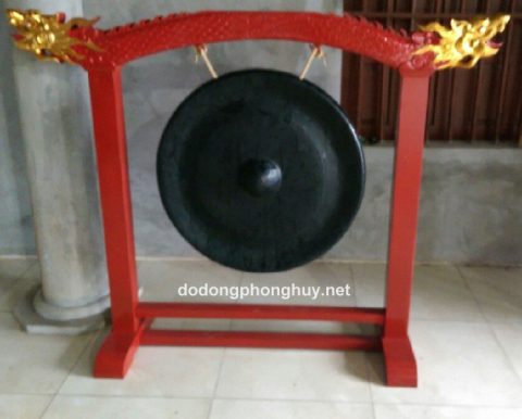 Chiêng đồng treo trên giá gỗ sơn son thếp vàng - Mỹ Nghệ Phúc Thành - Công Ty TNHH Sản Xuất Và Thương Mại Mỹ Nghệ Phúc Thành