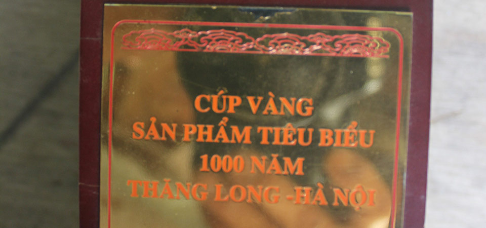 Cúp vàng sản phẩm tiêu biểu - Đúc Đồng Phước Kiều - Công Ty TNHH MTV TM - DV Đồng Phước Kiều