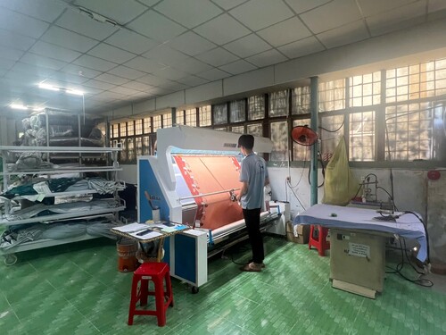 Kiểm tra vải trước khi cắt - Quần áo Xuất Khẩu Dawning - Công Ty TNHH Thương Mại Dawning