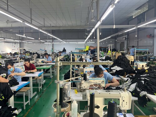 Phân xưởng sản xuất nhà máy thứ 2 - Quần áo Xuất Khẩu Dawning - Công Ty TNHH Thương Mại Dawning