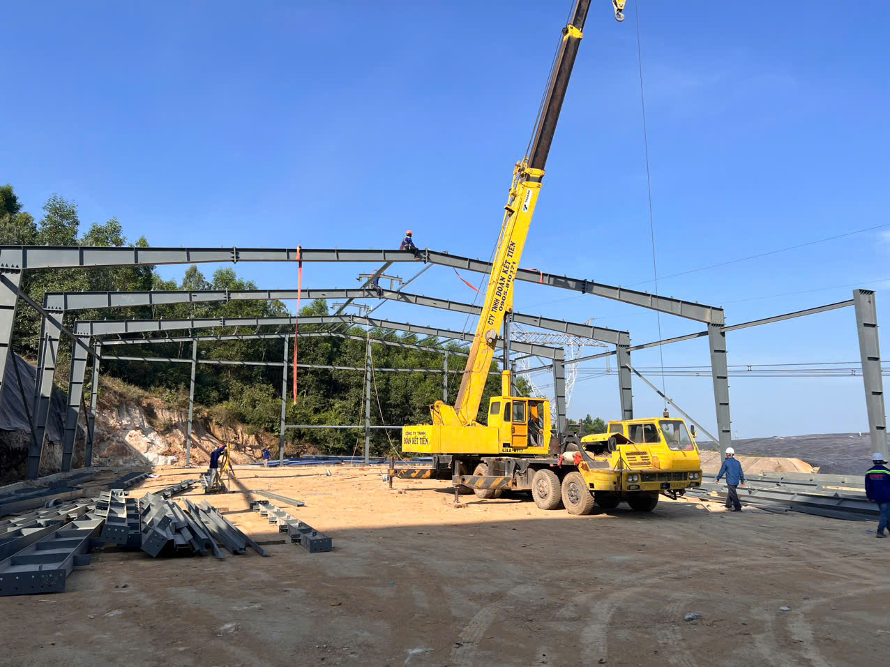 Thi công nhà xưởng công nghiệp - Nhà thép tiền chế - Nhà Thép Tiền Chế Đoàn Kết Tiến  - Công Ty TNHH Đoàn Kết Tiến