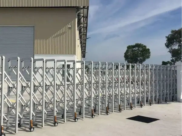 Cổng xếp inox tự động - Thiết Bị Báo Cháy DMD - Công Ty CP Thiết Bị Và Giải Pháp Tự Động DMD