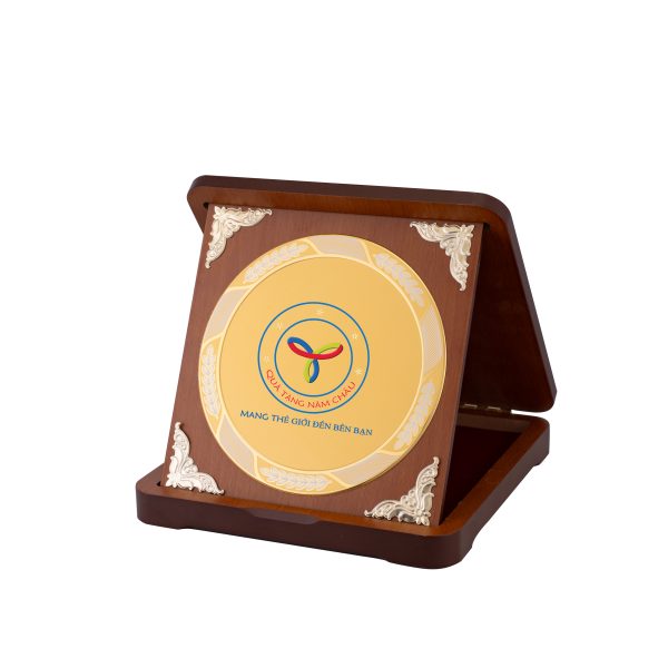 Bảng vinh danh gỗ Model: BTS-5006 - Quà Tặng Năm Châu - Công Ty Cổ Phần Đầu Tư Sao Việt Vĩnh Phúc