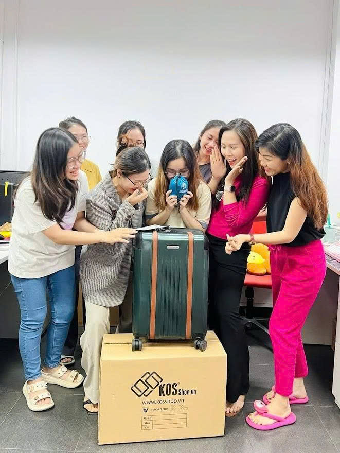Hình ảnh công ty thời trang KOS