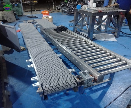 Băng tải xích nhựa con lăn
