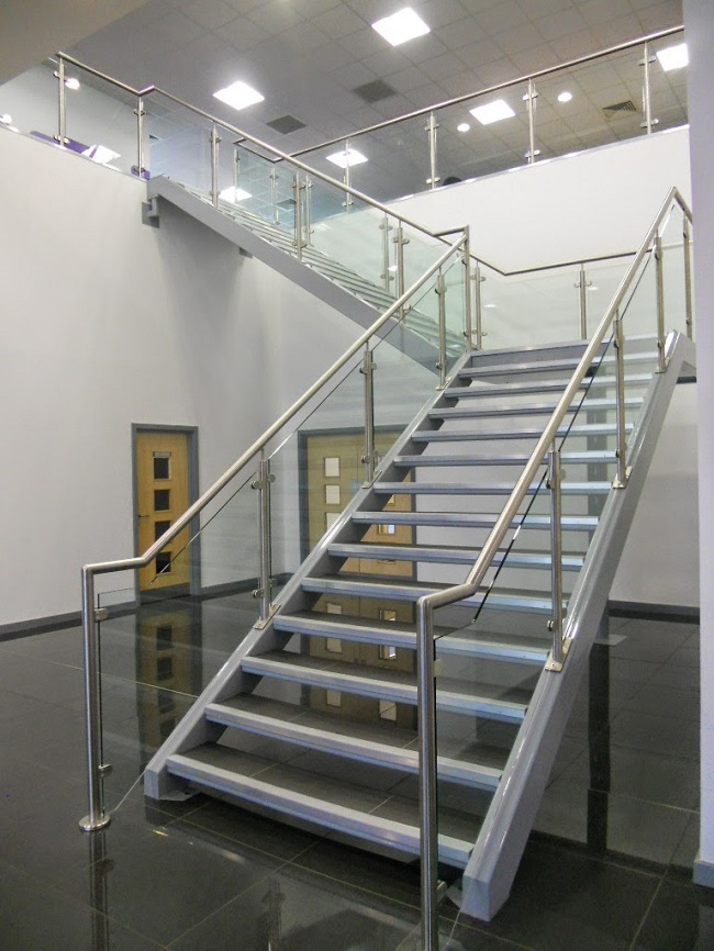 Cầu thang kính inox