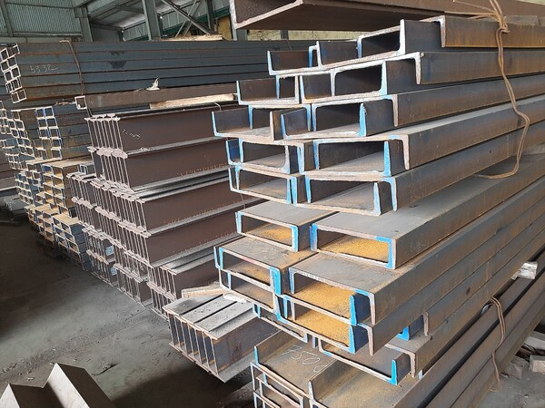 Thép U300 x 90 x 9 x 13 x 12000 (SS400)