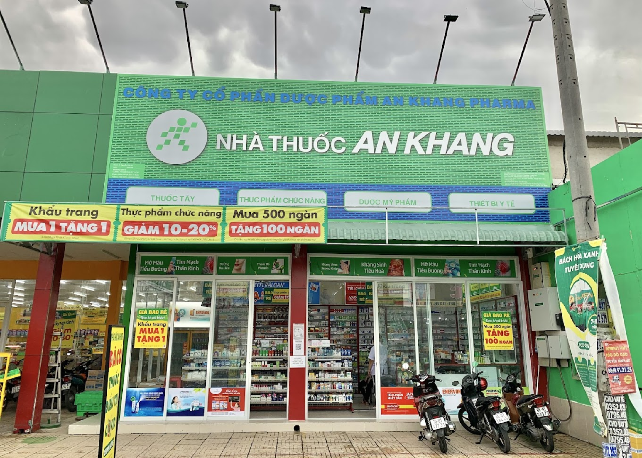Lắp đặt bàn giao kệ siêu thị cho Nhà thuốc An Khang Đức Huệ Long An - Kệ Siêu Thị Minh Quân - Công Ty TNHH Đầu Tư Phát Triển Thương Mại Dịch Vụ Minh Quân