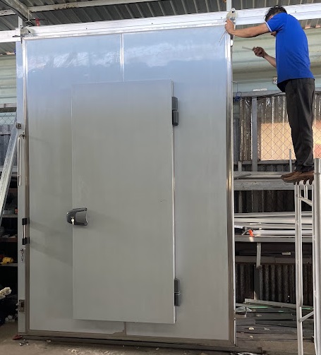 Cửa trượt lạnh kho lạnh gần cửa thoát hiểm