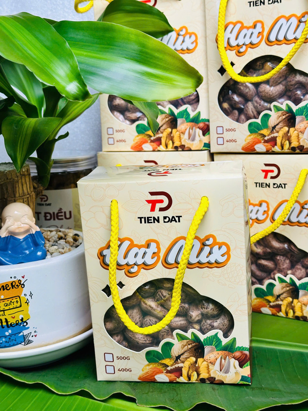 Hộp và túi tặng kèm