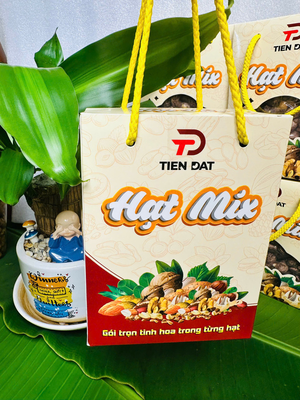 Hộp và túi tặng kèm