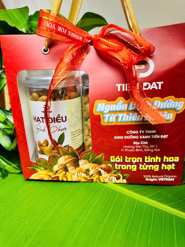 Hộp và túi tặng kèm