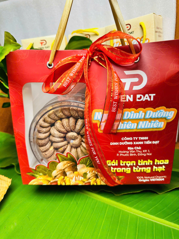 Hộp và túi tặng kèm