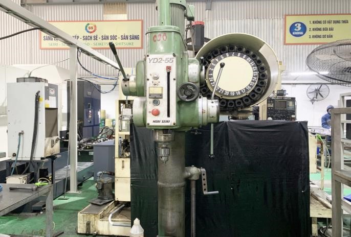 Radial drilling machine