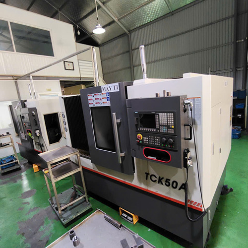 Máy tiện CNC