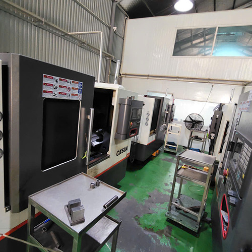 Máy tiện CNC