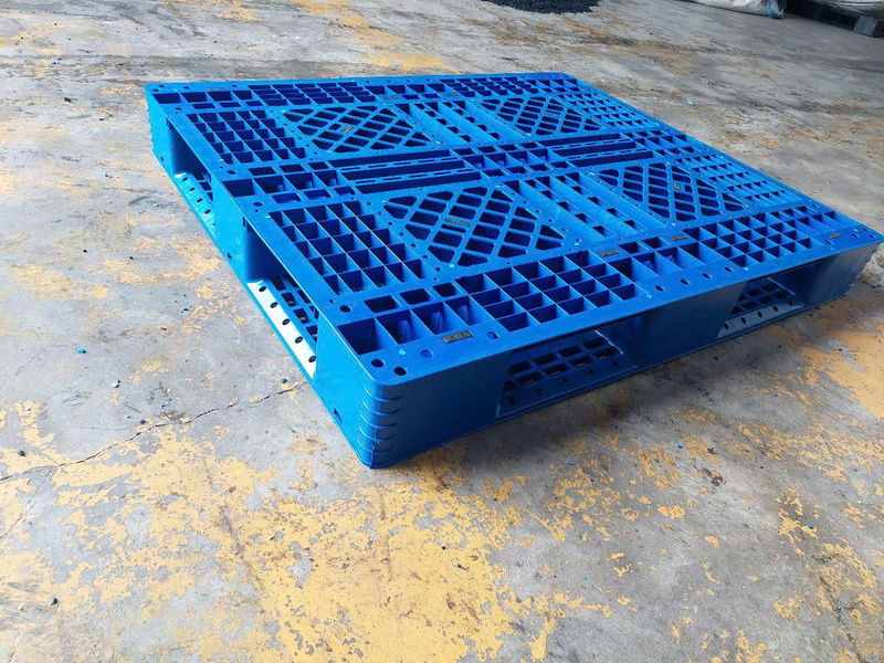 Pallet nhựa