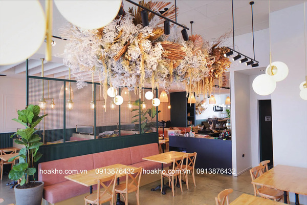 Dựng cảnh hoa khô quán cafe