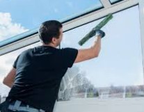 Dịch vụ lau kính và vệ sinh nhà cao tầng