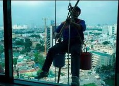 Dịch vụ lau kính và vệ sinh nhà cao tầng