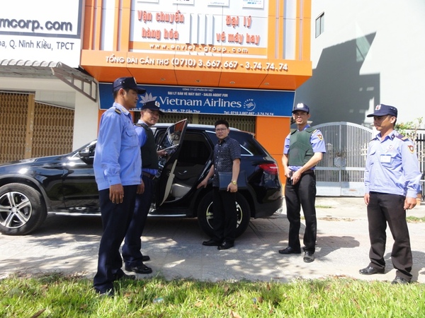 Bảo vệ yếu nhân, áp tải tiền bằng xe đặc chủng của công ty