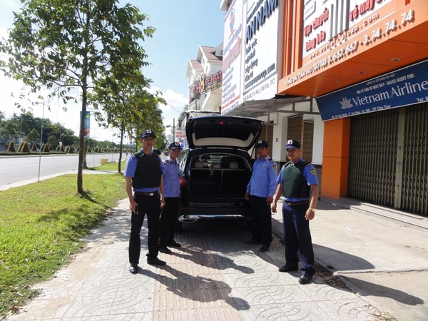 Bảo vệ yếu nhân, áp tải tiền bằng xe đặc chủng của công ty