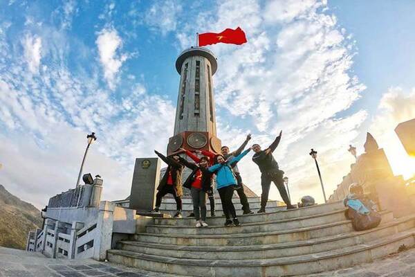 Cột cờ Lũng Cú - Loop Tours - Công Ty TNHH Thương Mại Và Đầu Tư An Nhiên Group