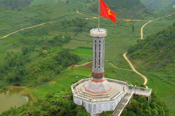Cột cờ Lũng Cú - Loop Tours - Công Ty TNHH Thương Mại Và Đầu Tư An Nhiên Group