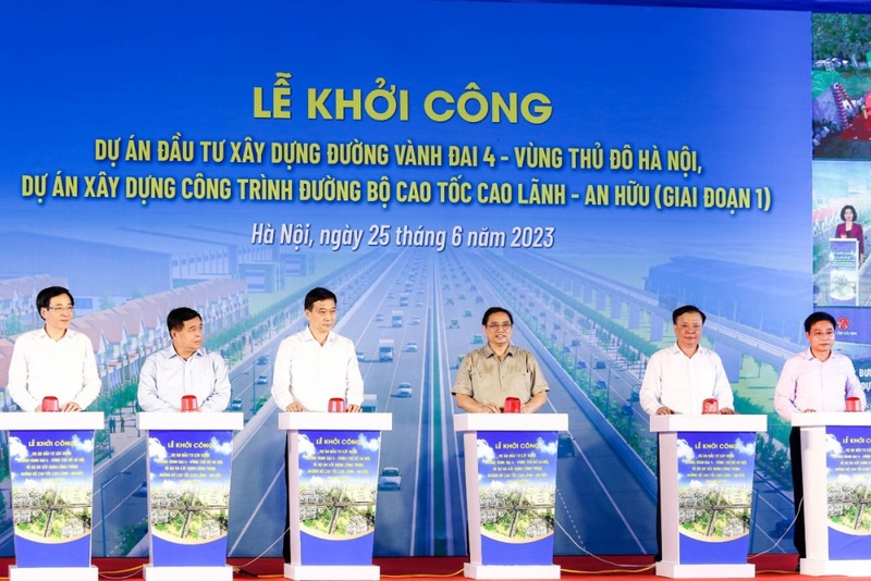 Cọc tre công trình đường song hành vành đai 4 - Vùng Thủ Đô