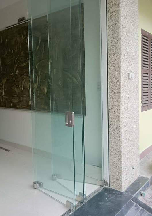 Cửa kính cường lực xếp gấp - Cửa Nhôm Kính Việt Nha Trang - Công Ty TNHH Dịch Vụ Thương Mại Và Vận Tải Việt Nha Trang