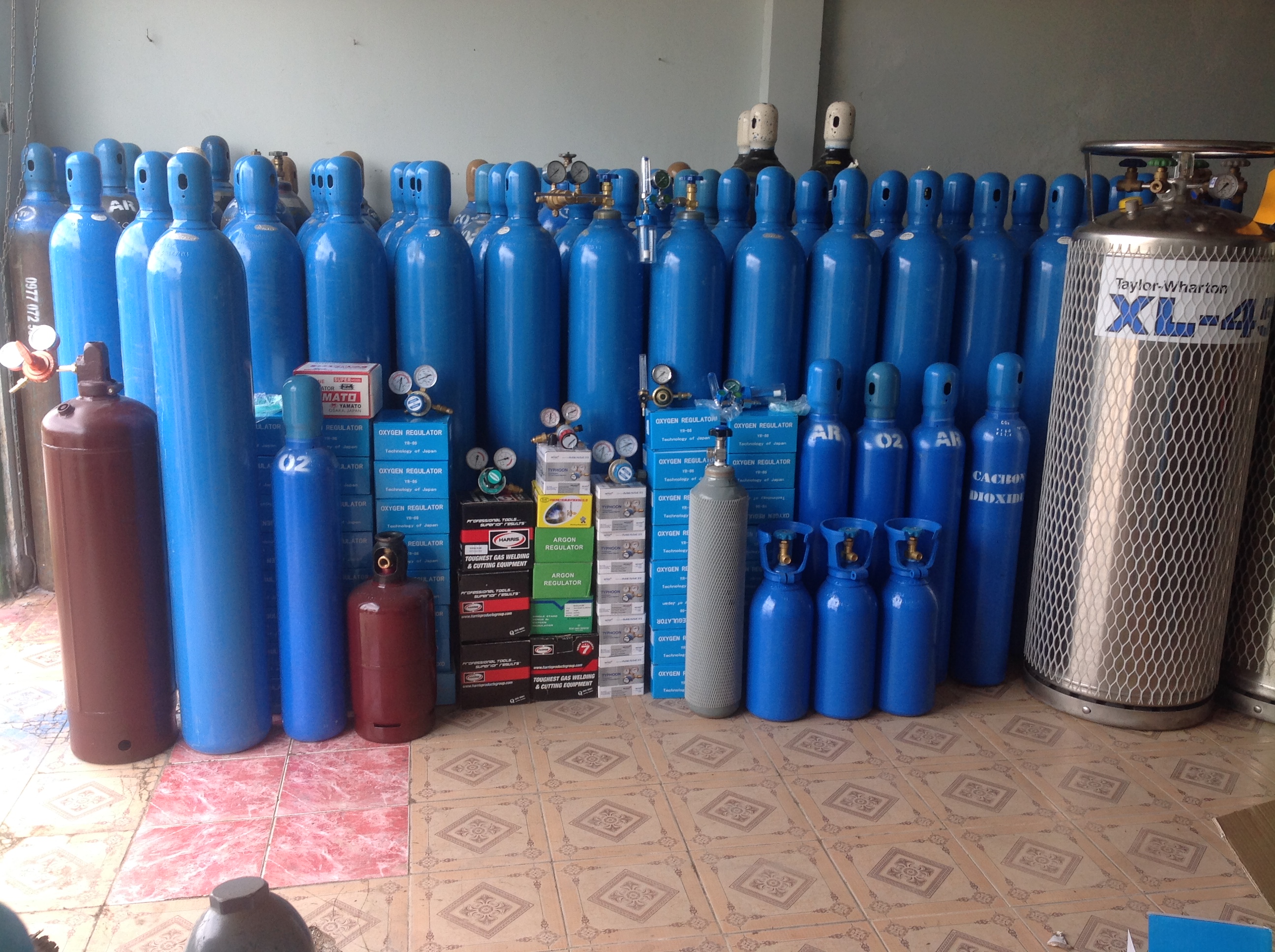 Vỏ bình khí Agon 40 lít - Khí Công Nghiệp Việt Nha Trang - Công Ty TNHH Dịch Vụ Thương Mại Và Vận Tải Việt Nha Trang