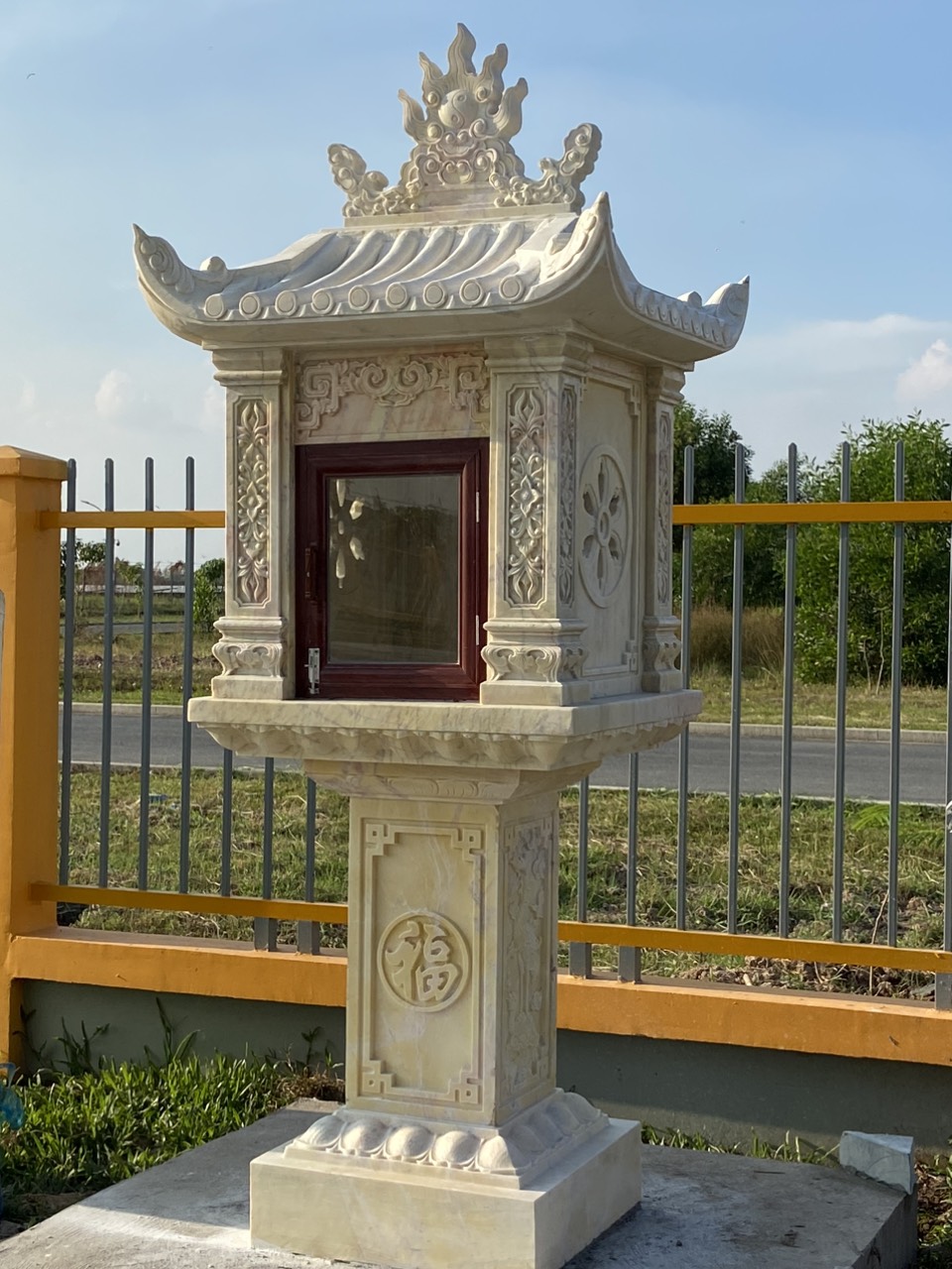 Bàn thờ thiên đá vàng