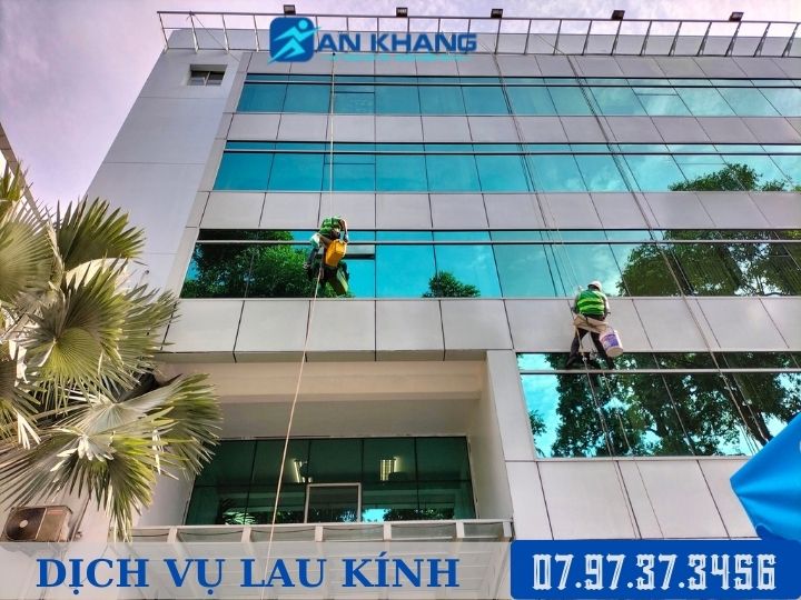 Dịch vụ lau kính - Vệ Sinh Công Nghiệp An Khang Việt Nam - Công Ty TNHH Tập Đoàn An Khang Việt Nam