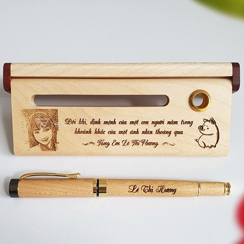 Bút gỗ khắc hình - Quà Tặng Cát An Sa - Công Ty TNHH Sản Xuất Thương Mại Quảng Cáo Cát An Sa