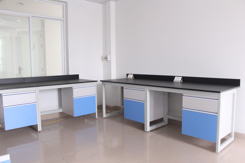Bàn thì nghiệm áp tường