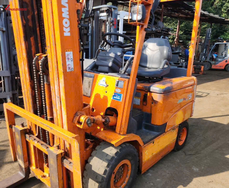 Xe nâng điện ngồi lái Komatsu FB25EX-11