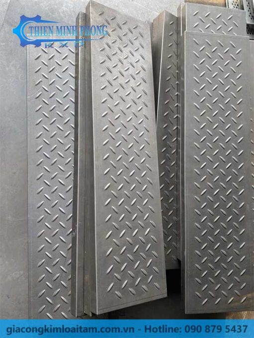 Tấm kim loại đập gân lá me