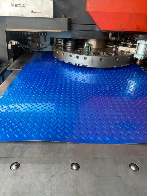 Tôn nhám dập gân chống trượt