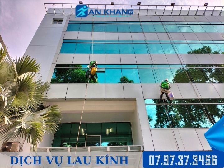 Dịch vụ vệ sinh kính