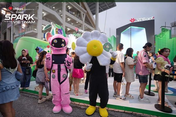 Mascot Bông Cúc và Phi Hành Gia