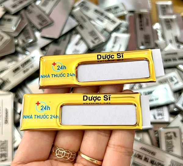 In bảng tên nhân viên - In ấn Quảng Cáo Mạnh Dũng - Công Ty Cổ Phần Quảng Cáo Mạnh Dũng